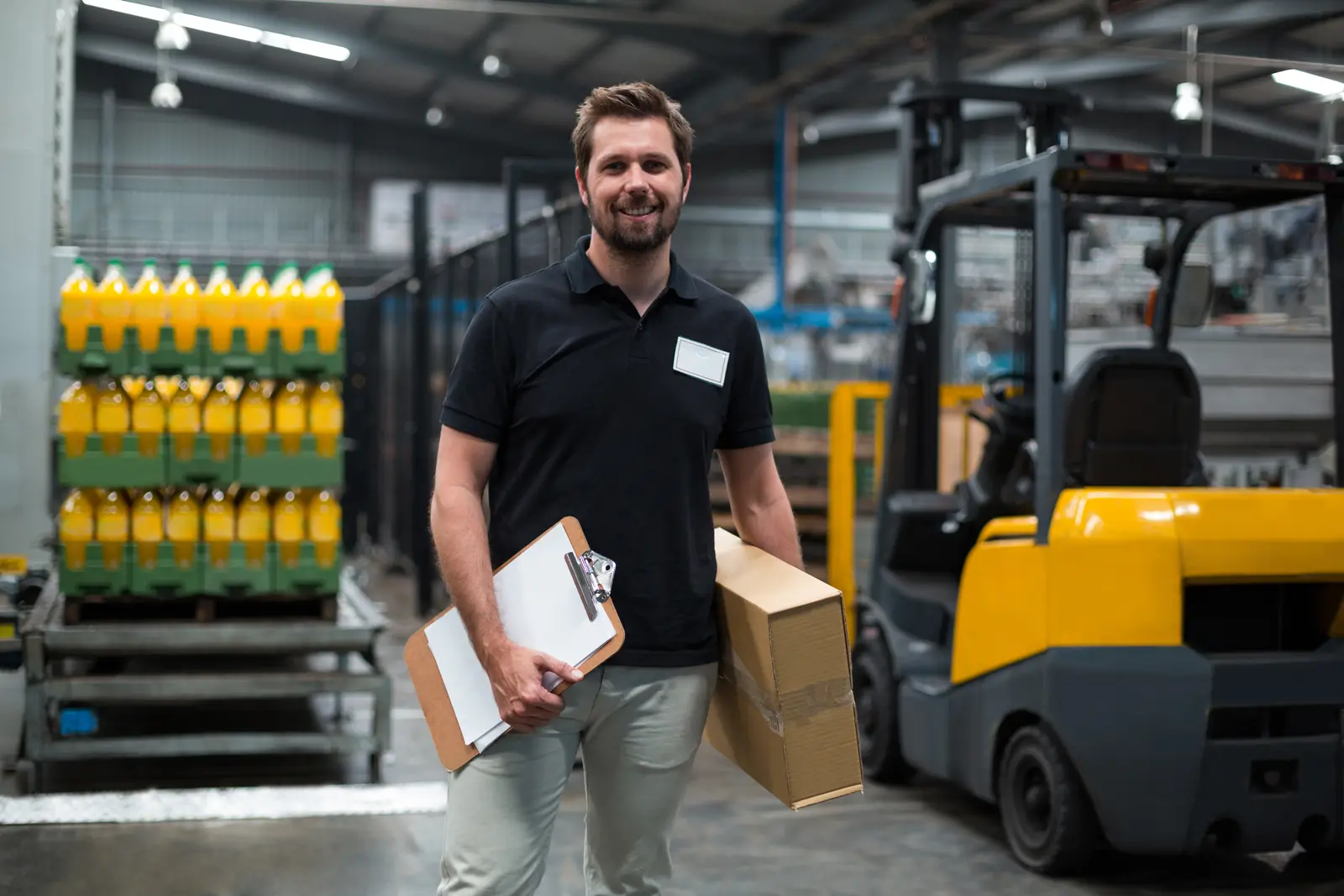 Personal de fábrica gestionando inventario en almacén