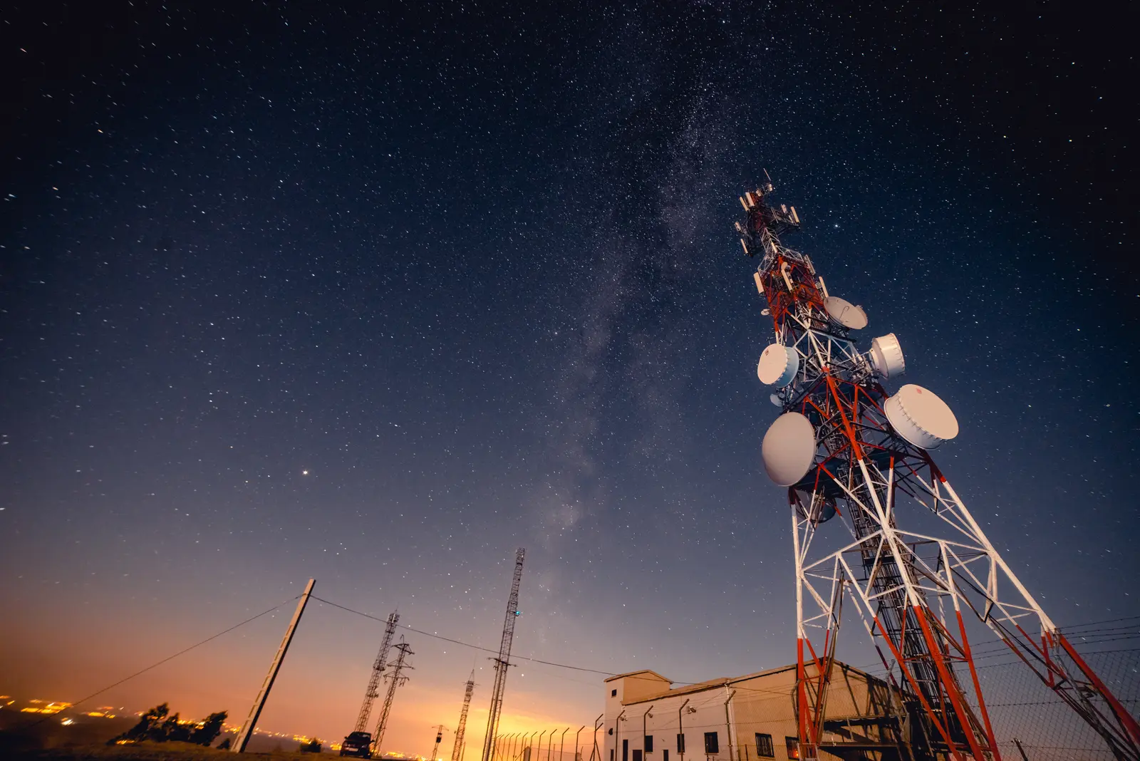 Torre de telecomunicaciones bajo un cielo estrellado