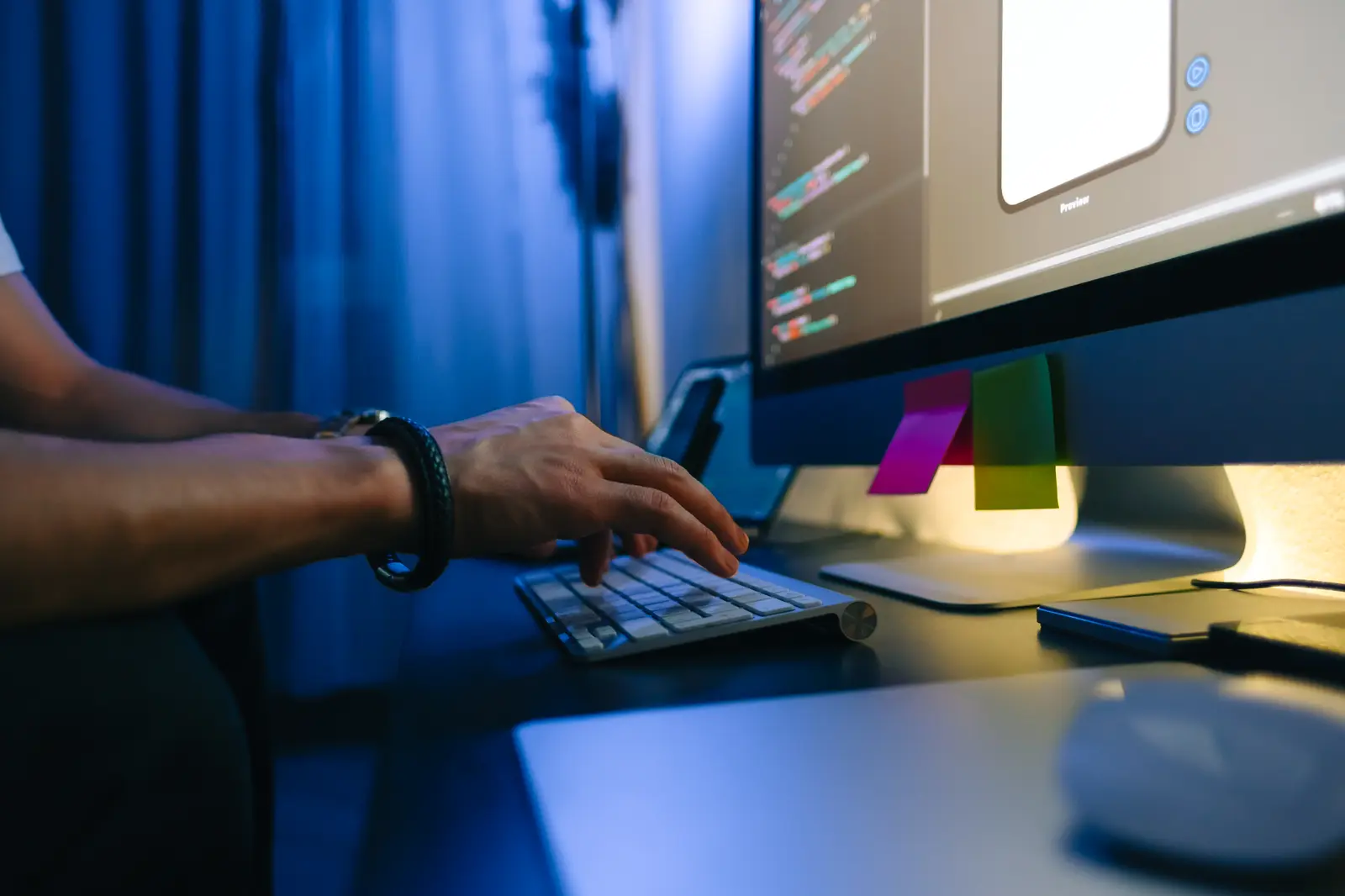 Desarrolladora trabajando con código en pantalla